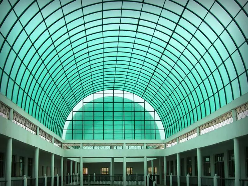 Zelený monolitický polykarbonát v nákupnom centre
