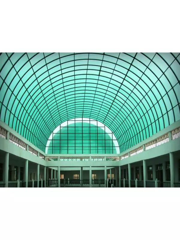 Zelený monolitický polykarbonát v nákupnom centre